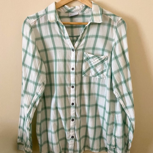 M Columbia Light Cotton Button Up - Picture 2 of 4
